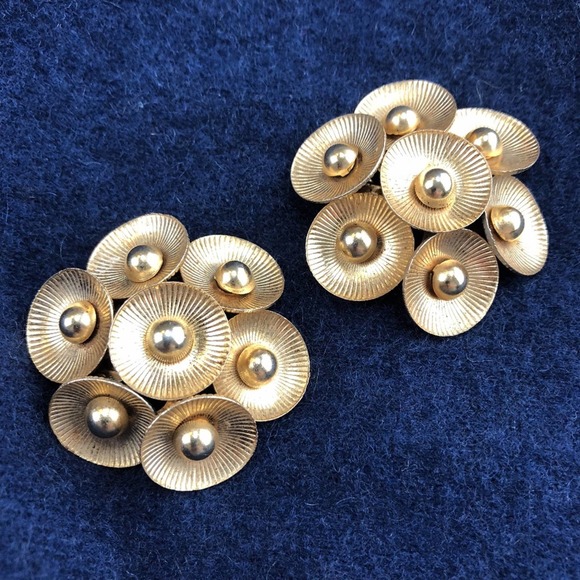 WOW! LARGE, VintageCluster Clip Earrings - Picture 1 of 4